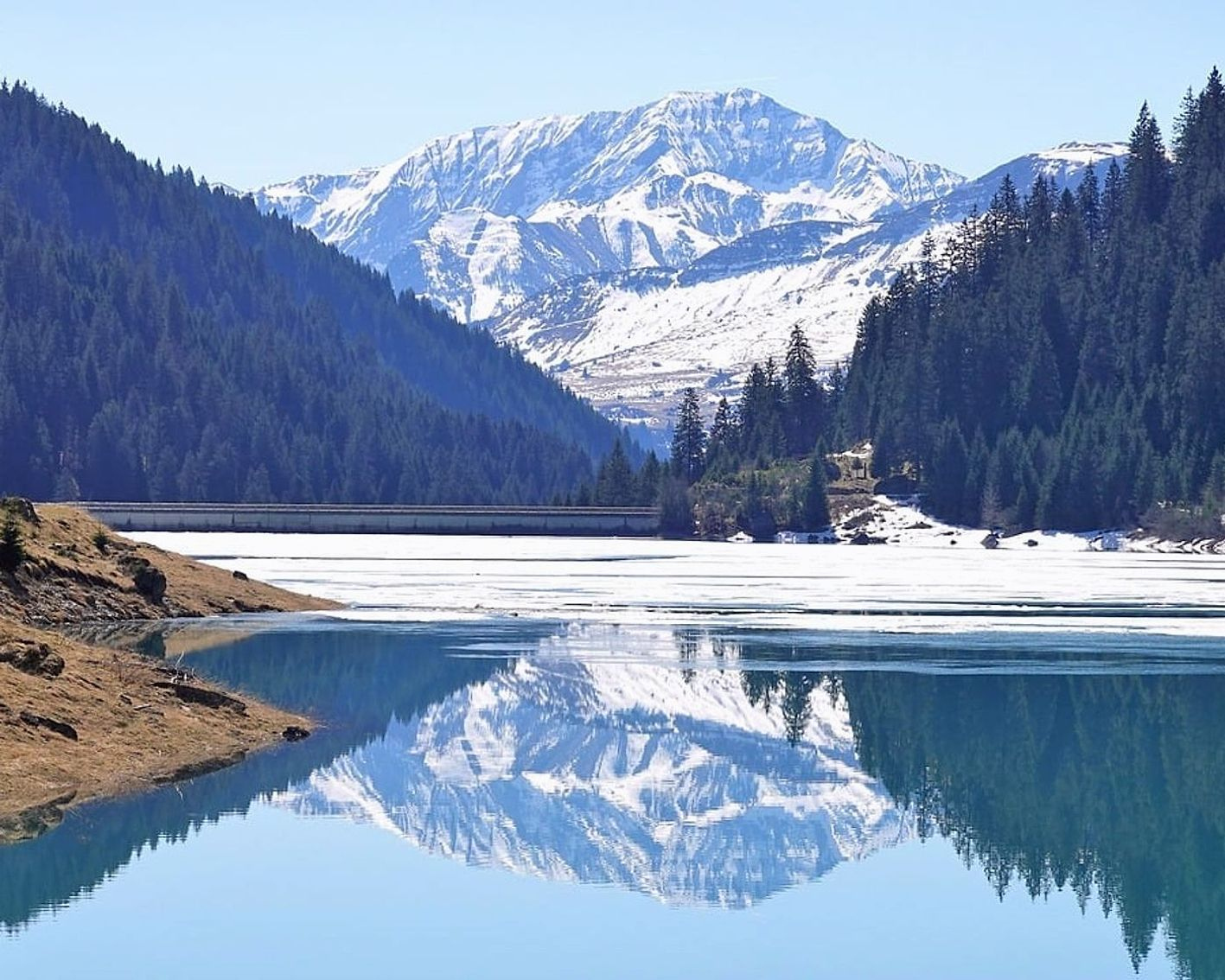 Orilla del lago de montaña
